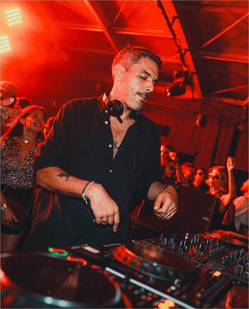 Vestirse para escuchar: moda, textura y presencia en club